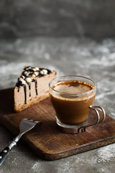 Sıcak kahve ve çikolata mousse kek  