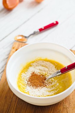 Krep - yumurta, muz, Hindistan cevizi un, c için malzemeyi karıştırma