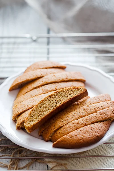 Μελόψωμο biscotti σε ένα άσπρο πιάτο — Φωτογραφία Αρχείου