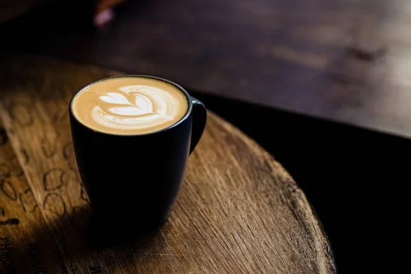 Tasse Cuppuccino-Kaffee mit Schaumkunstmuster — Stockfoto