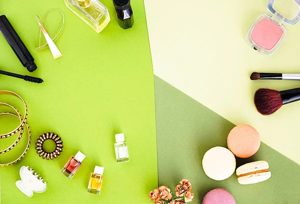 Mujer laica plana accesorios de belleza de moda sobre fondo verde — Foto de Stock