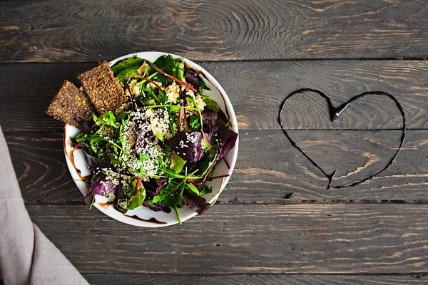 Salad quinoa hijau segar dengan latar belakang kayu gelap — Stok Foto