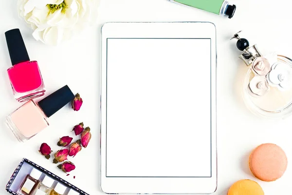 Güzellik ürünleri, macaroons ve tablet düz lay