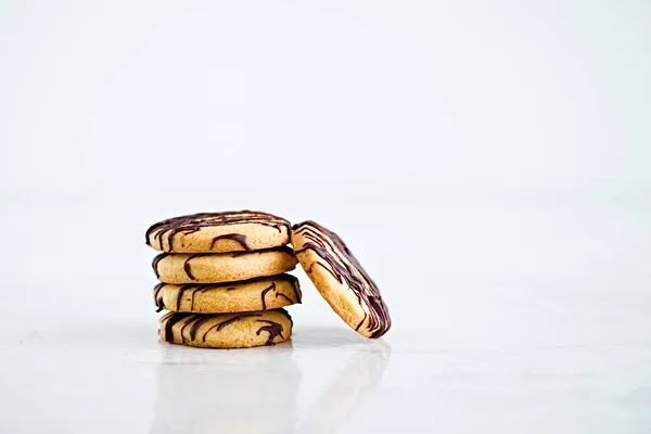 Tumpukan kue mentega dengan coklat di latar belakang putih — Stok Foto