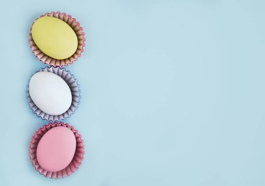 Üstten Görünüm pastel renkler yumurta satır mavi bir arka plan üzerinde