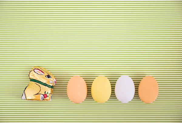 Visão superior cores pastel ovos linha no fundo verde — Fotografia de Stock