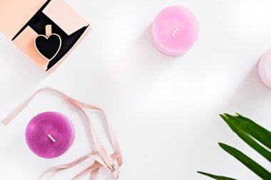 Blanknote, yeşil yaprakları, mum, çiçek, beyaz üzerine macaroons 