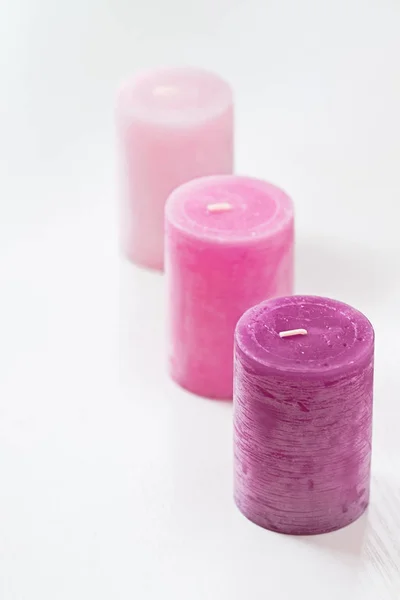 Tři růžové ombre vonné svíčky na bílém — Stock fotografie