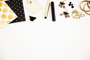 Altın, siyah ve beyaz. Kadının güzellik makyaj ve aksesuarlar