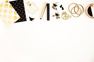 Altın, siyah ve beyaz. Kadının güzellik makyaj ve aksesuarlar