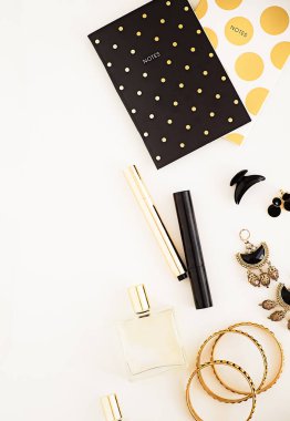 Altın, siyah ve beyaz. Kadının güzellik makyaj ve aksesuarlar