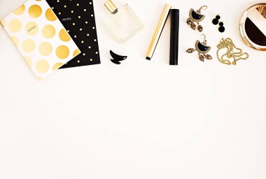 Altın, siyah ve beyaz. Kadının güzellik makyaj ve aksesuarlar