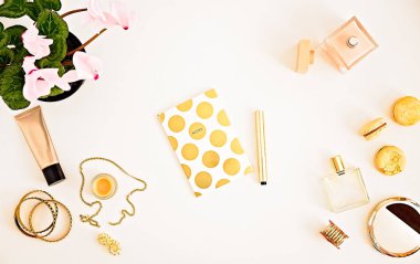 Kadının glamour yapmak ürünleri ve aksesuarları. Altın ve beyaz
