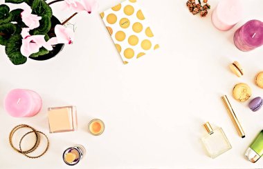 Kadının glamour yapmak ürünleri ve aksesuarları. Altın ve beyaz