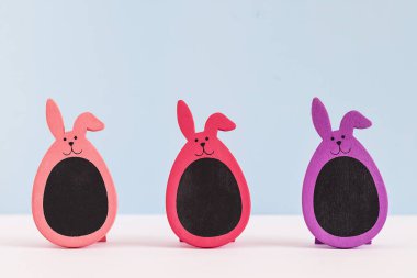 Renkli arka plan üzerinde üç Paskalya Bunny yumurta
