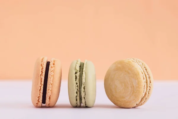 Macaron Francesi Colorati Sfondo Colorato Copia Spazio Testo Orizzonte — Foto Stock