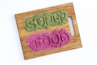 Yeşil ve pembe tozlar ile superfoods kelime 