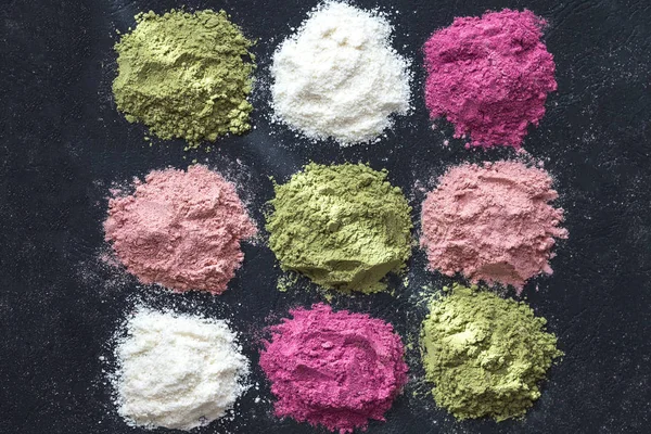 Çeşitli renkli superfood koyu arka plan üzerinde bulunduðu alanlar sayýlabilir. Sağlıklı gıda takviyeleri, detoks kavramı. Üstten Görünüm