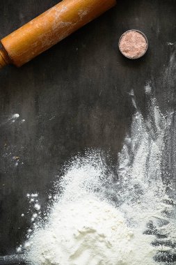 Malzemeyi yukarıdan koyu arka plan üzerinde hamur hazırlama, pişirme. Kopya alanı