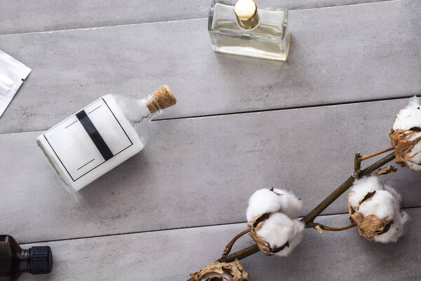 Нерафинированное кокосовое масло, женский кофейный скраб на сером фоне. Косметика блогера красоты сверху. Брендинг макет
