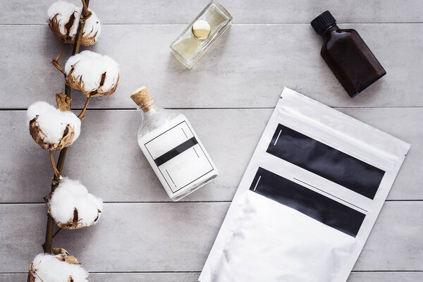 Кокосовое масло, женский кофейный скраб на сером
