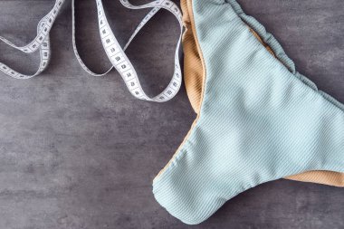 Bikini yüzme ve teyp ölçme kadın