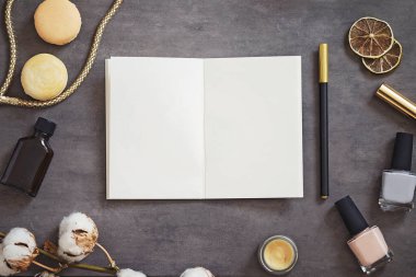 Güzellik ürünleri ve boş Not natürmort yastık