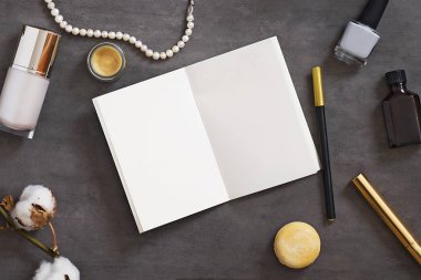 Güzellik ürünleri ve boş Not natürmort yastık