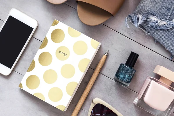 Düzenlenmiş kadın moda ve güzellik aksesuarları 