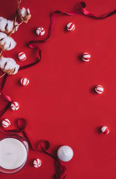แฟลตเลย์ฤดูกาลสร้างสรรค์บนพื้นหลังสีแดง — ภาพถ่ายสต็อก