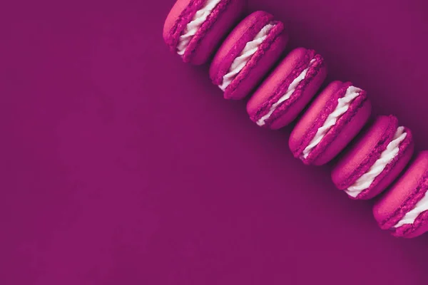 Macarons no mesmo fundo colorido — Fotografia de Stock