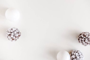 Noel en az flatlay beyaz arka plan