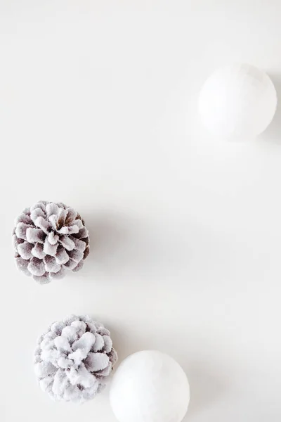 Natal minimal latar belakang putih flatlay — Stok Foto