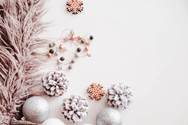 Beyaz arka plan üzerinde Noel flatlay