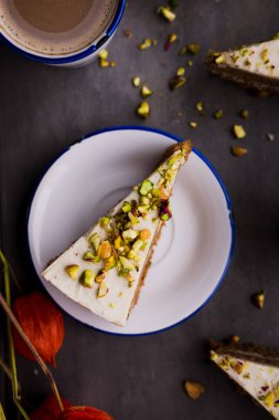 Çiğ vegan havuçlu kek kaju krema ile