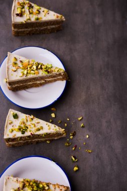 Çiğ vegan havuçlu kek kaju krema ile