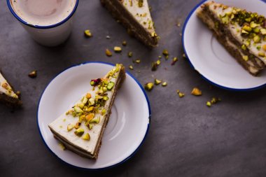 Çiğ vegan havuçlu kek kaju krema ile