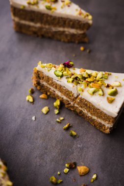 Çiğ vegan havuçlu kek kaju krema ile 