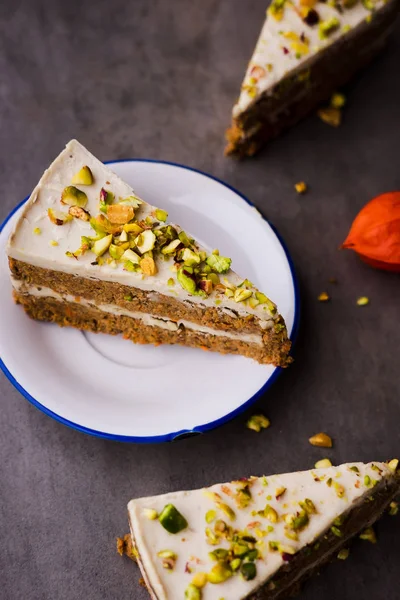 Çiğ vegan havuçlu kek kaju krema ile