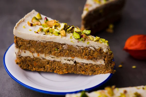 Çiğ vegan havuçlu kek kaju krema ile