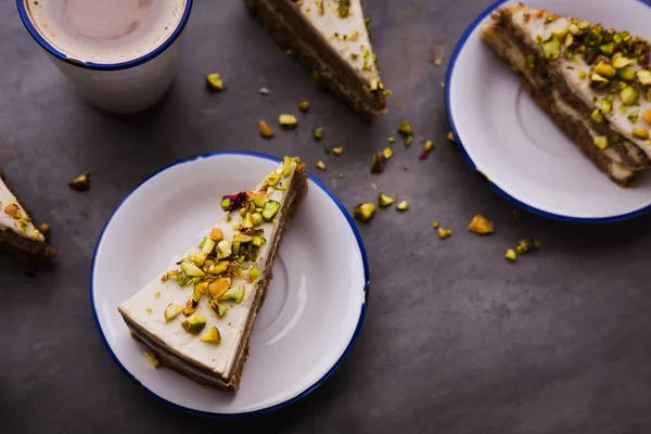 Çiğ vegan havuçlu kek kaju krema ile