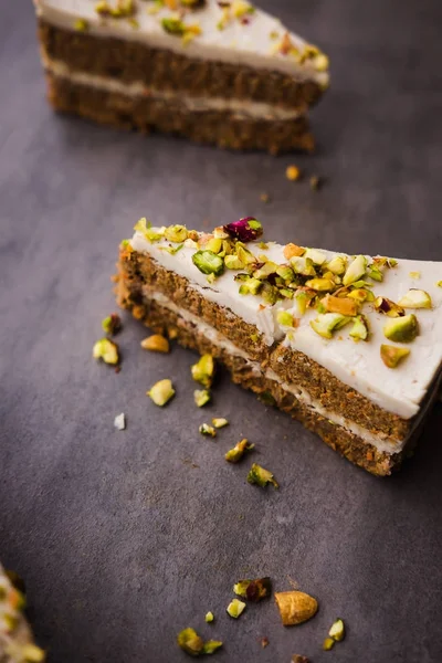 Çiğ vegan havuçlu kek kaju krema ile 