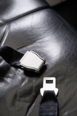 Yolcu koltuğunda uçak emniyet kemeri