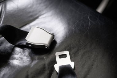 Yolcu koltuğunda uçak emniyet kemeri