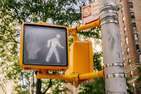 在纽约继续走红绿灯 — 图库照片