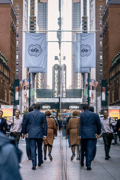 Manhattan kerumunan laki-laki dan perempuan sibuk di trotoar — Stok Foto