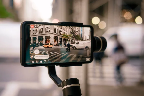 Man melakukan live video dengan telepon dengan stabilizer di New York Stok Gambar Bebas Royalti