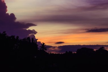 Ubud Bali 'de dramatik gökyüzü gündoğumu