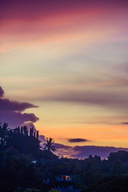 Ubud Bali 'de dramatik gökyüzü gündoğumu