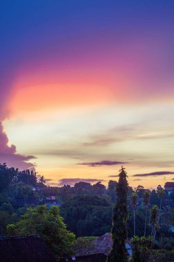 Ubud Bali 'de dramatik gökyüzü gündoğumu